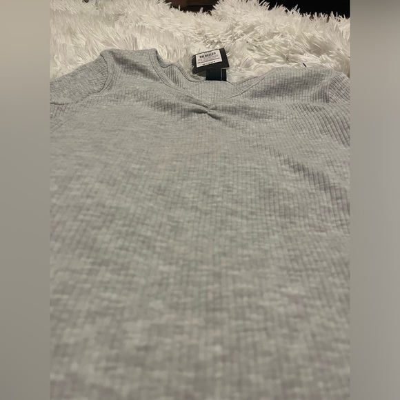heathered grey, slight v-cut. size: L 10/12 . little flare on arms and bottom. - Picture 1 of 7